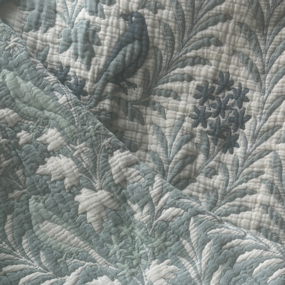 Quilted 100% Organic Cotton Bedspread KING Luxury Birds in Spring New With Tags - Picture 14 of 15